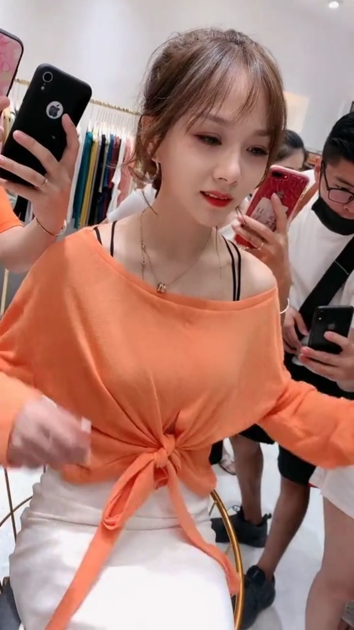 小姐姐每天都在换衣服这是日常工作太厉害了