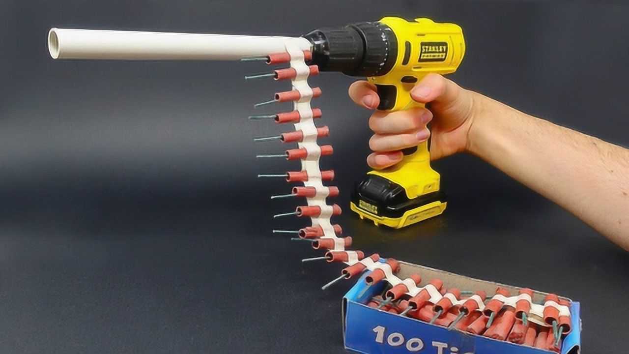 老外自制烟花发射器插满窜天猴点燃引线场面太酷炫了