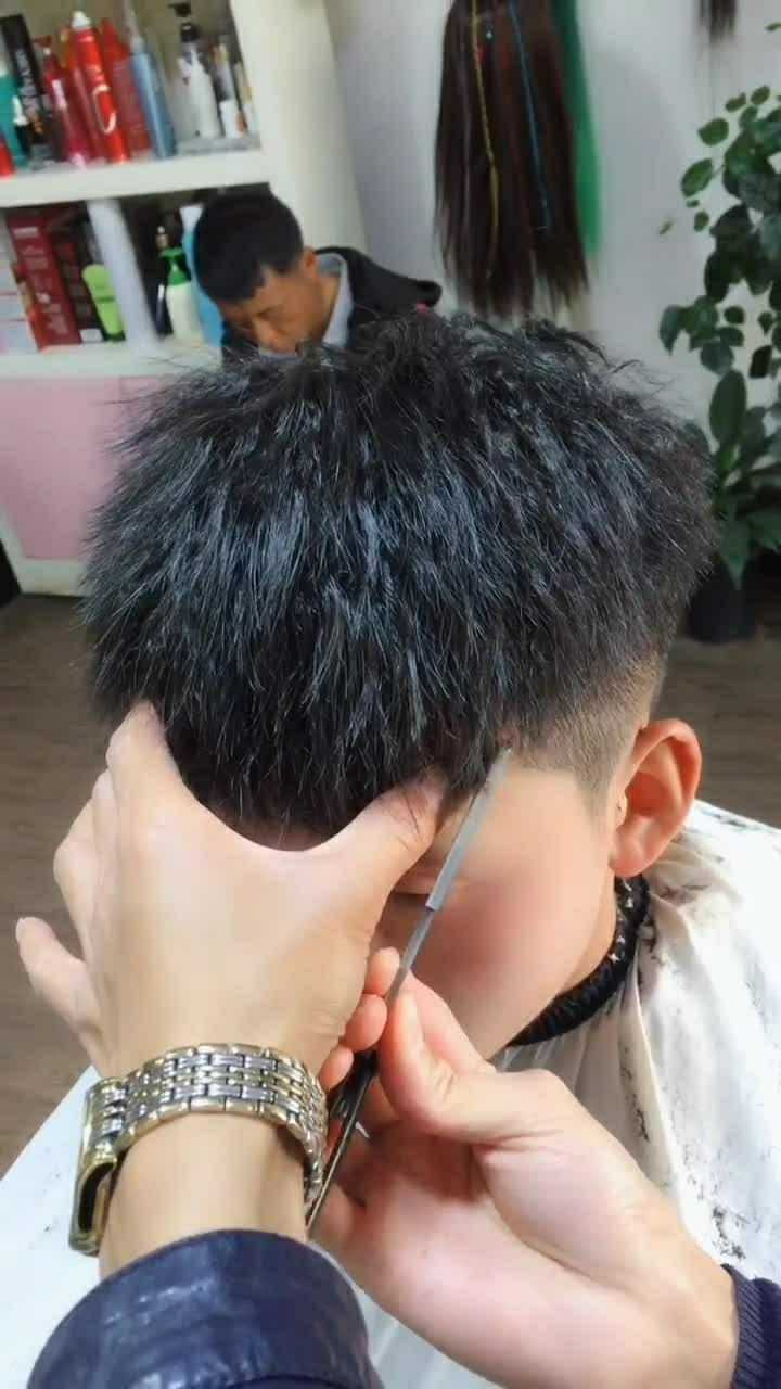 小哥哥烫的锡纸烫又来剪头发这个发型简直太适合他了