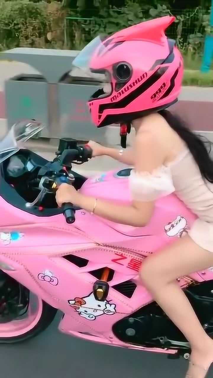 马路上惊现女神级美女粉装加粉色机车霸气中带着可爱
