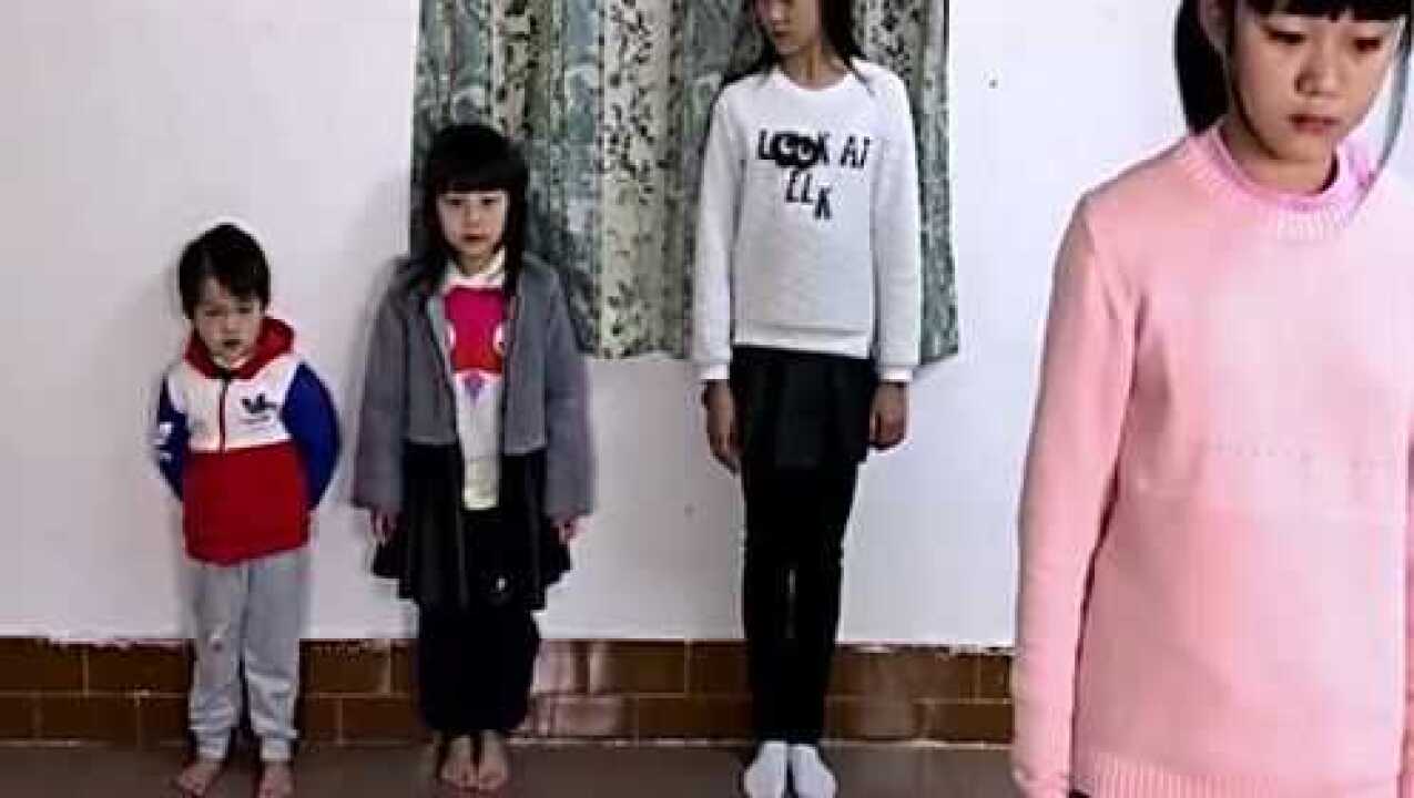 4个女儿犯错罚站，爸爸用戒尺打手板，这是在做亲子活动吗！_高清