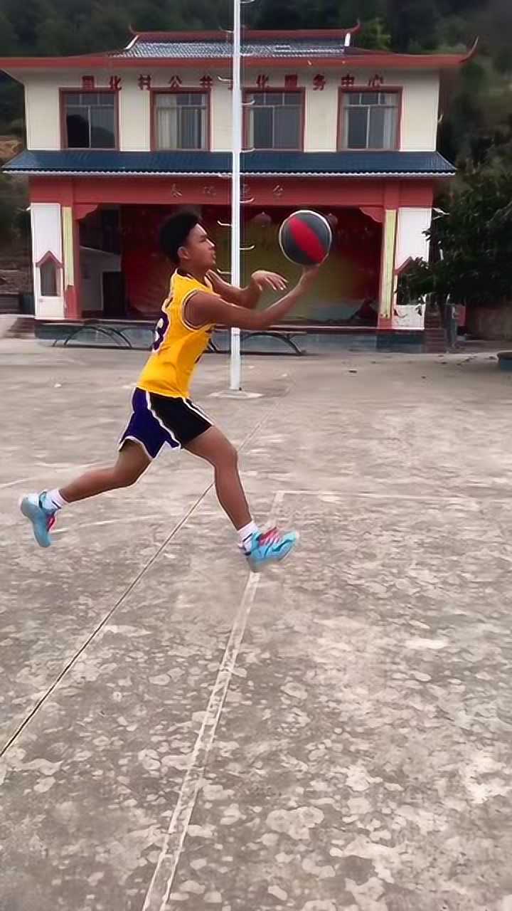 篮球模仿变相狂魔艾佛森过人动作