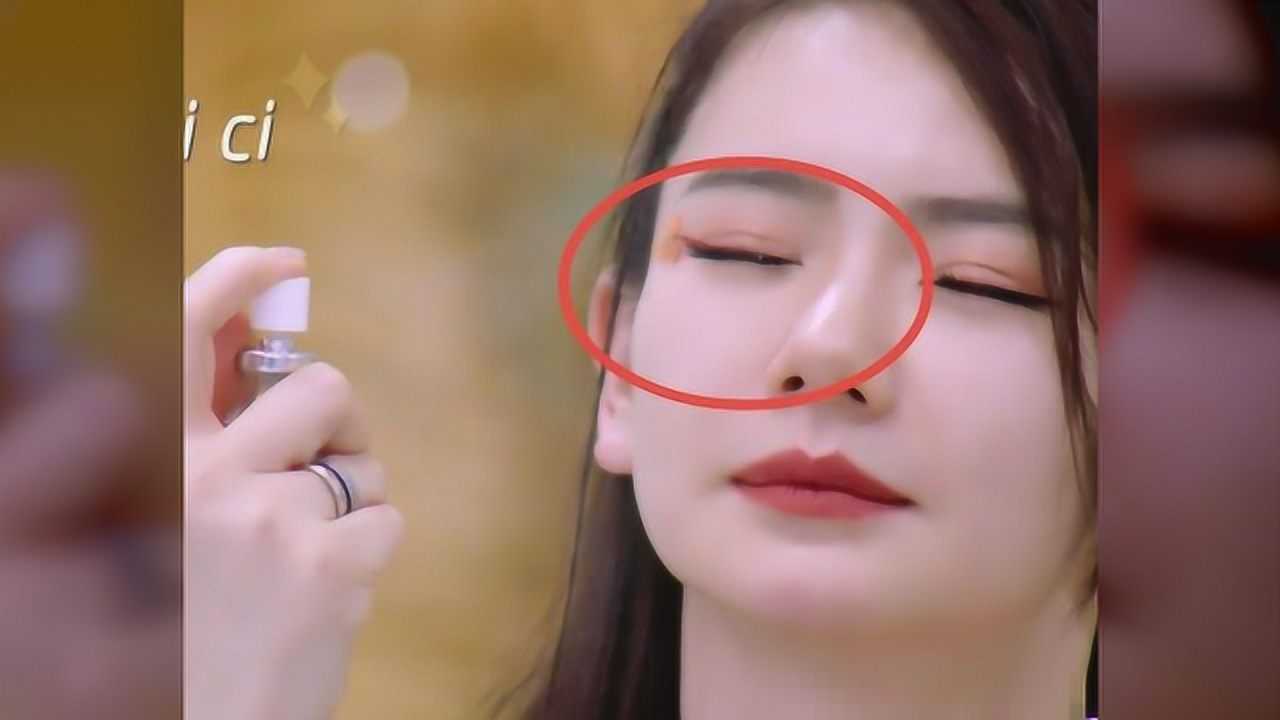 戚薇闭眼涂喷雾,镜头却故意放大她的双眼皮,导演也太会戳"痛点"
