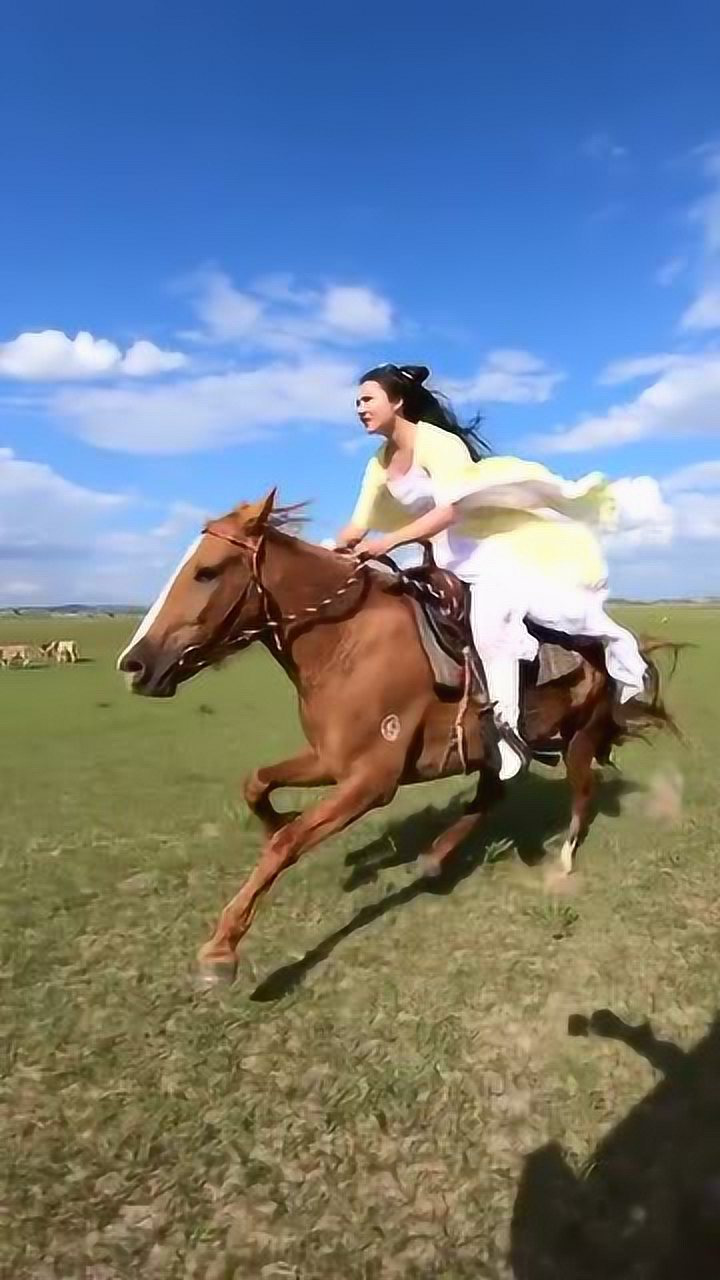 第一次见女生骑马真是比城里的汽车都爽太快了