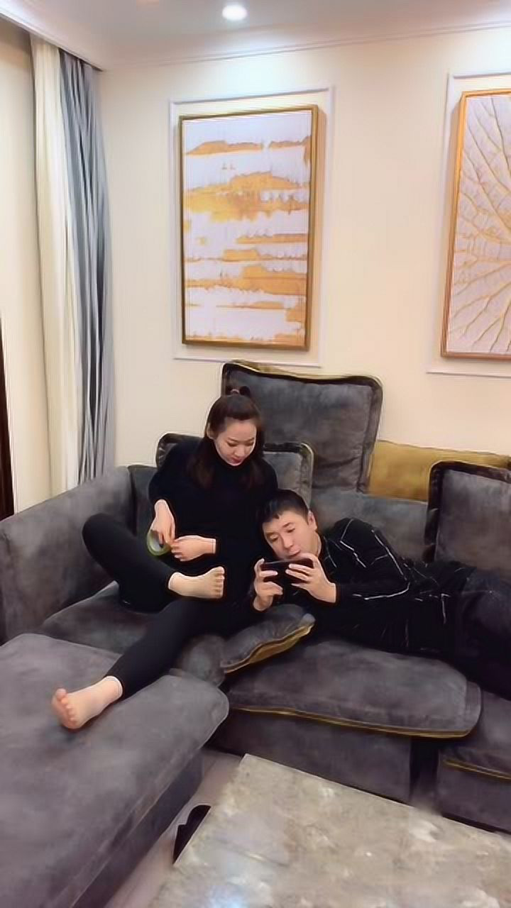美女让老公闻自己脚丫接下来一幕我忍不住笑出了声