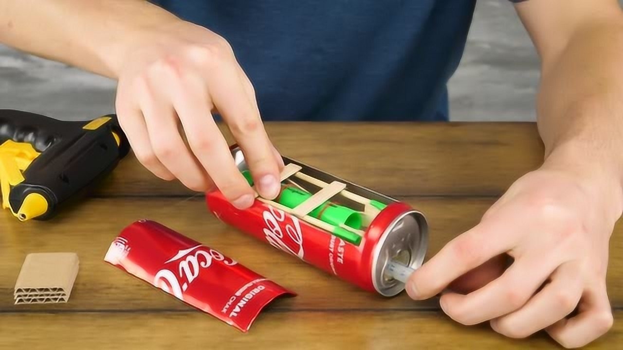 手工制作如何用废弃的饮料瓶制作一把手臂间谍枪