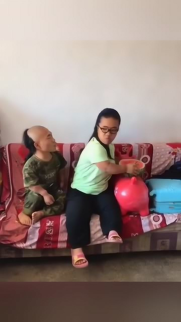 老婆不给袖珍小伙吃西瓜看到这一幕向幸福出发的一对小夫妻