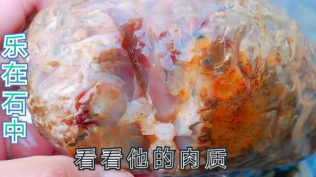 这种彩玉及其少见,光看它的肉质,已经让老何有点小激动