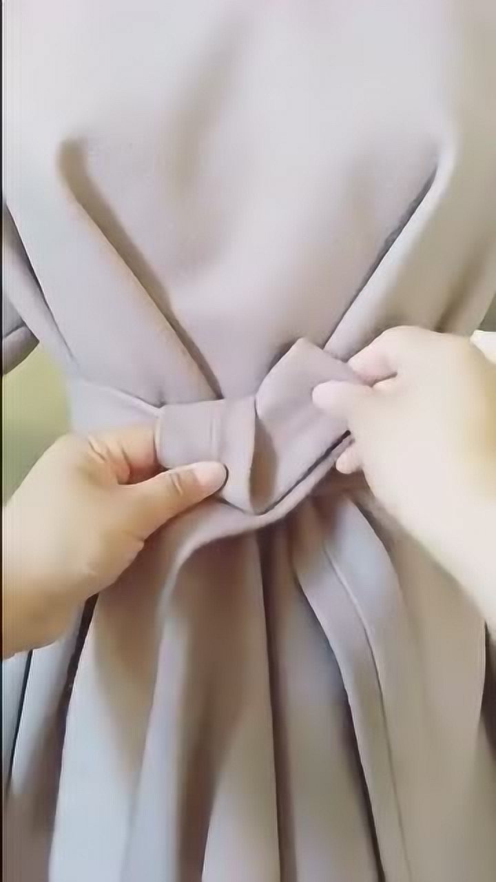 慢动作教你这样系蝴蝶结衣服瞬间变特色