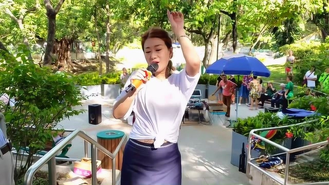 街头艺人三公主热舞演唱粉红色的回忆今世有缘歌声动听