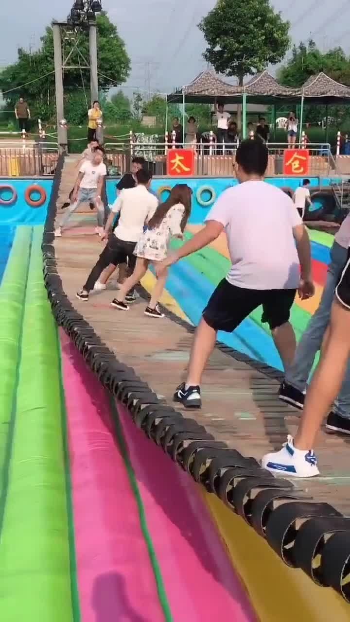 穿超短裙还敢玩网红桥这心可是真够大的就不怕走光吗