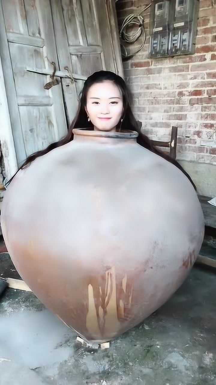 这个视频火了,美女竟然把自己装进罐子里,看得我瑟瑟发抖!