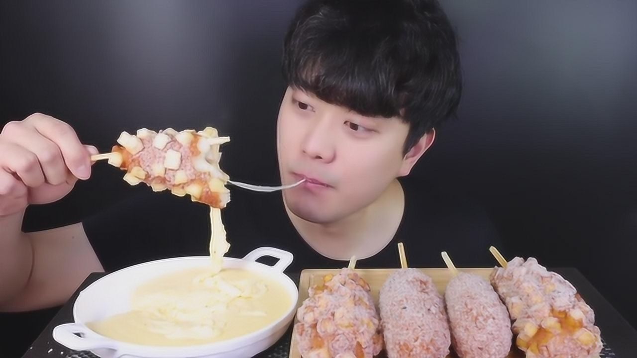 韩国吃播小哥,吃芝士热狗,再配上芝士,吃得太过瘾了