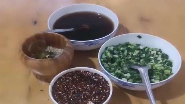 这样制作出来的洋芋搅团,还真是美味,小时候的味道!