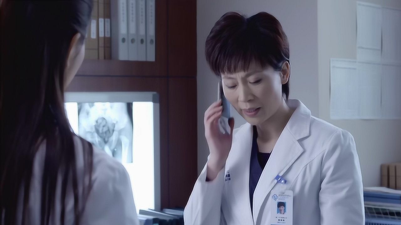 产科医生何晶想魏主任汇报孕妇想顺产找上级领导商量都联系不上