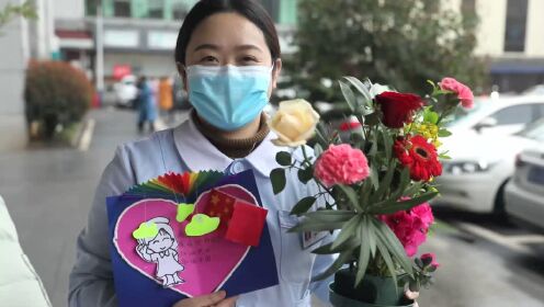 醴陵市总工会、渌江集团妇女节为中医院医务人员献花
