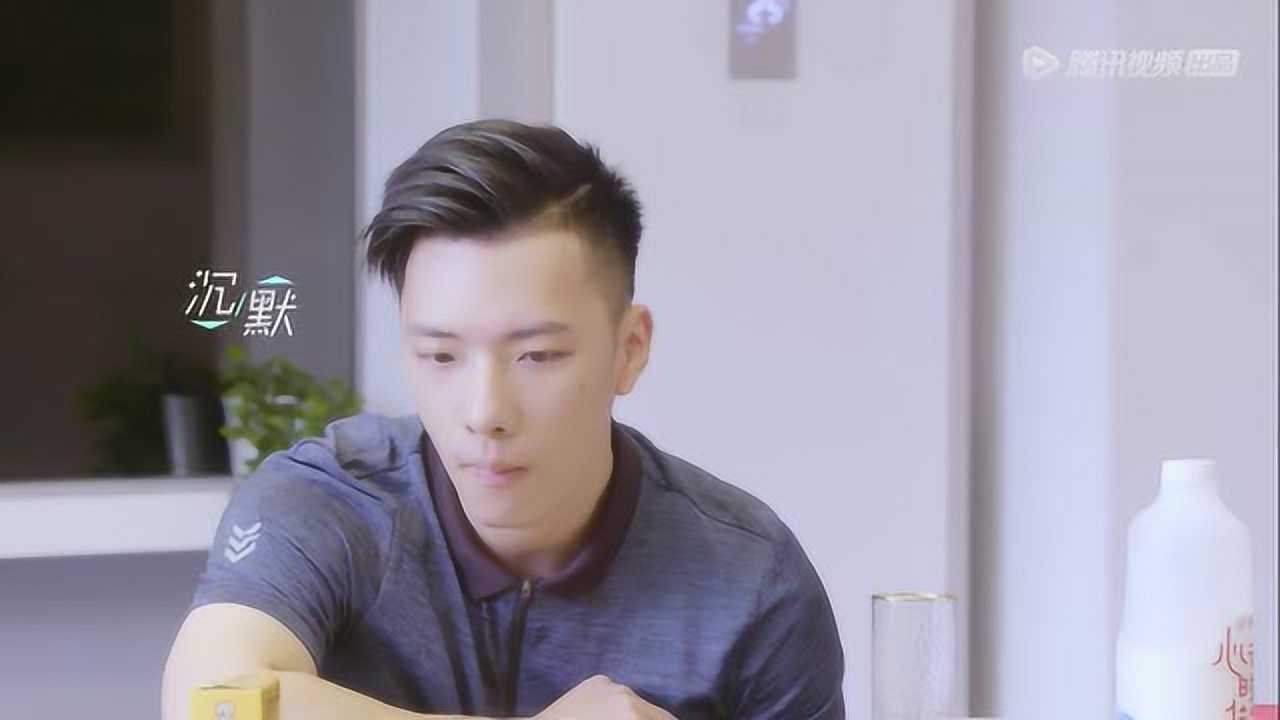 胡金铭和刘泽煊一起用早餐当看到她拿到西红柿的开心样子刘泽煊沉默不