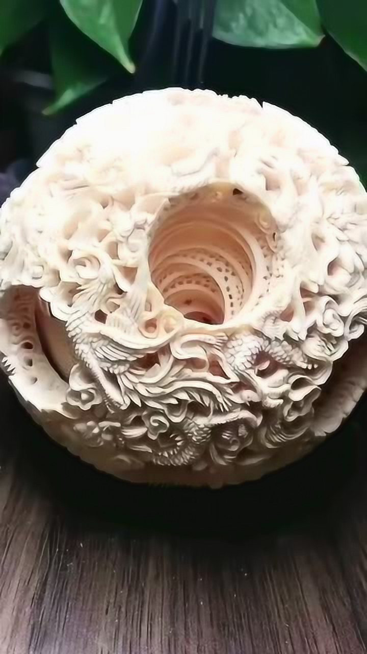 此物名为"九层鬼工球",每层都可独立转动,真是巧夺天工!