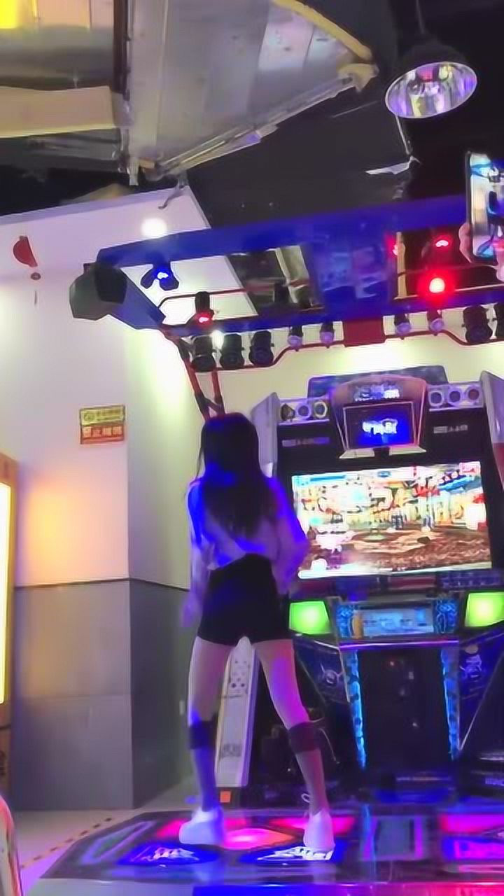 电玩城遇到正在玩跳舞机的小姐姐看背影就知道不一般