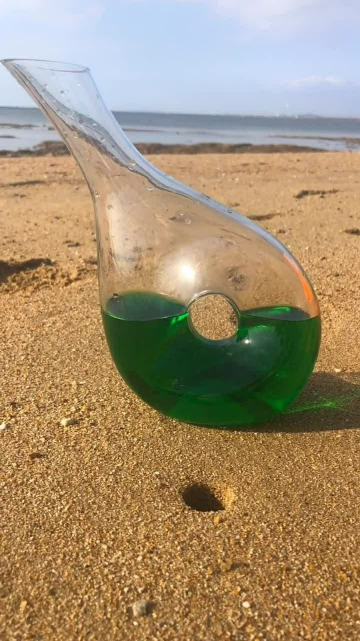 看这洞里有东西倒点饮料看看能不能出来