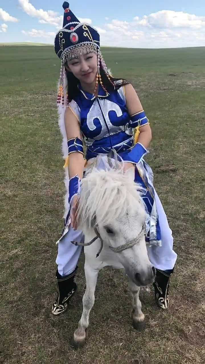 骑上我心爱的小矮马驰骋草原啦