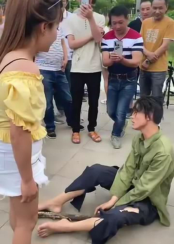 女乞丐看不起图片