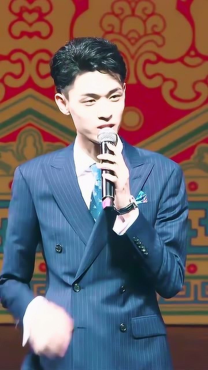 德云社,被秦霄贤这身西装帅到了!