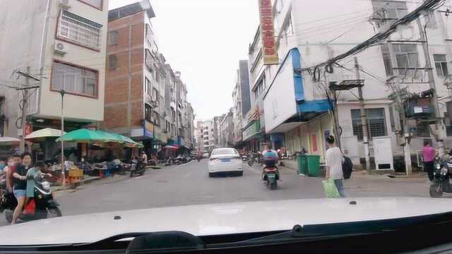 实拍端午节浦北县街景,夫妻俩一路吐槽没停车位