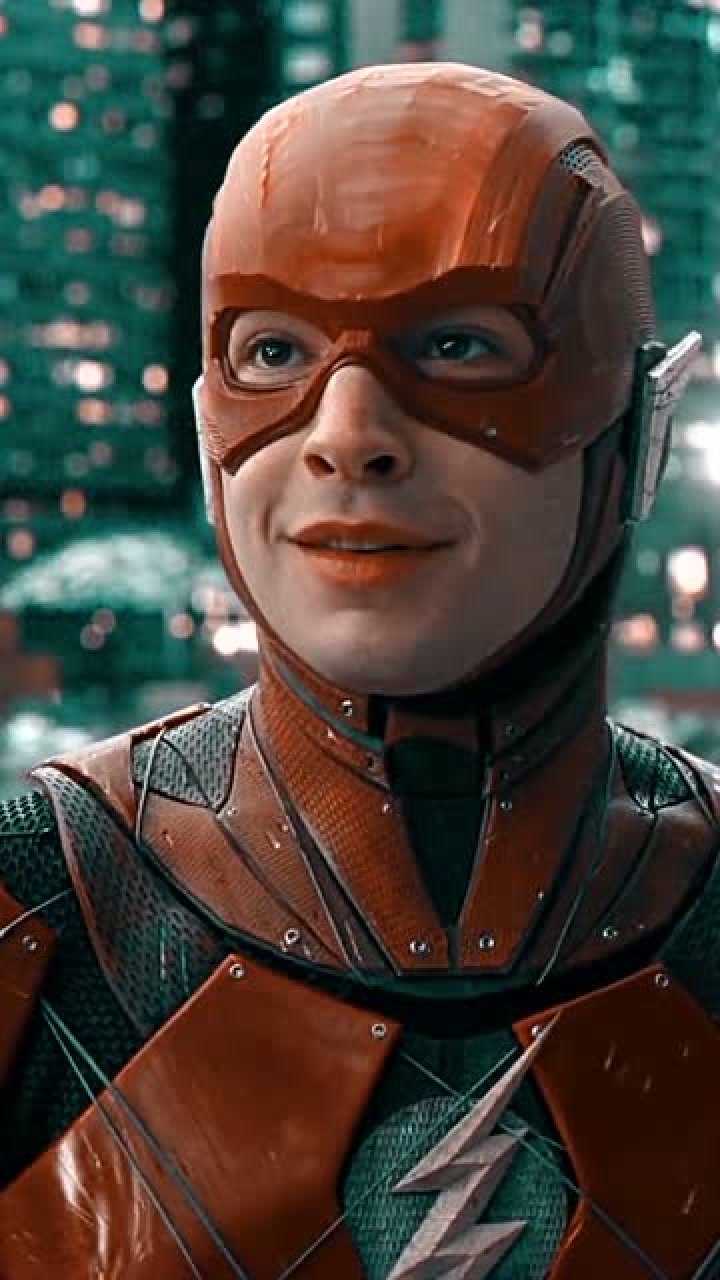 闪电侠的速度够快了但是当他看到超人的眼神后瞬间就懵了