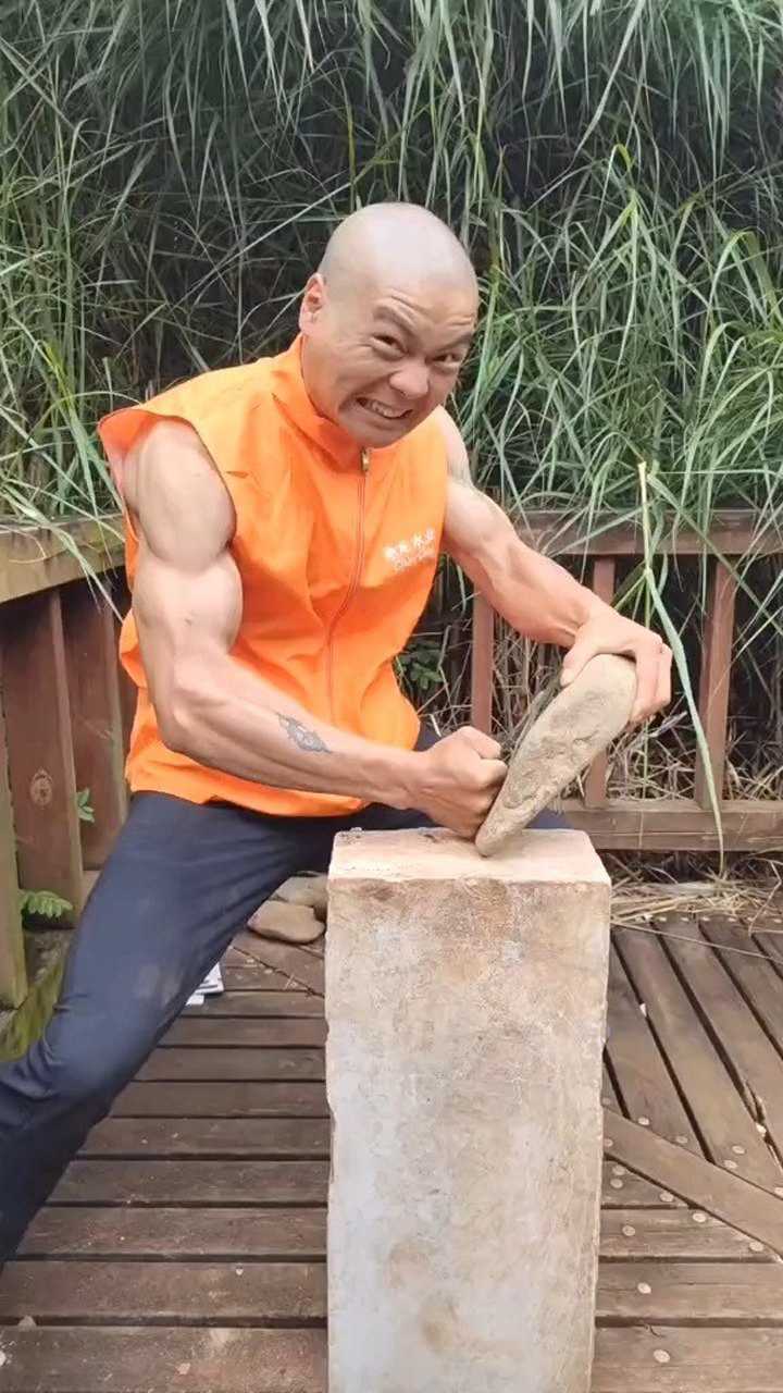 小伙自称少林金刚掌,是真是假一看便知