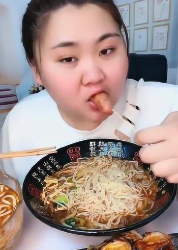 胖妹直播吃美食,看她吃面真有食欲,看的我都饿了
