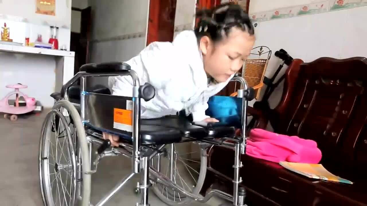 双腿截肢女孩笑对命运,双臂撑起身体做俯卧撑