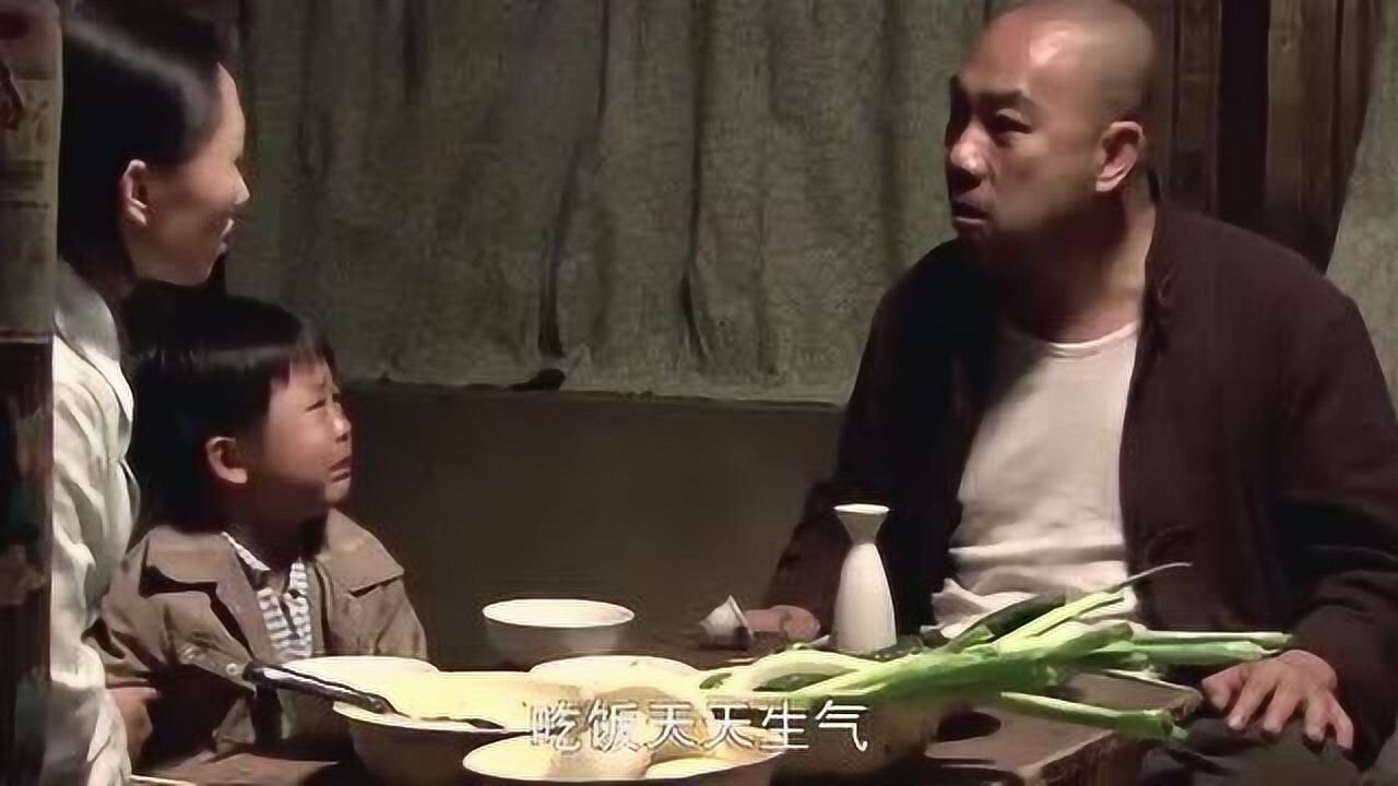 樱桃红:二癞醉酒,竟然打妻儿,石头惨被扔水缸里!_腾讯视频