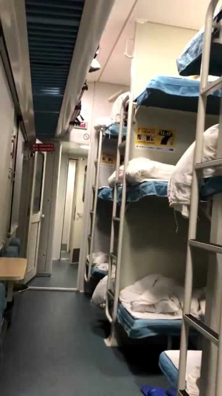 火车硬卧内景图片
