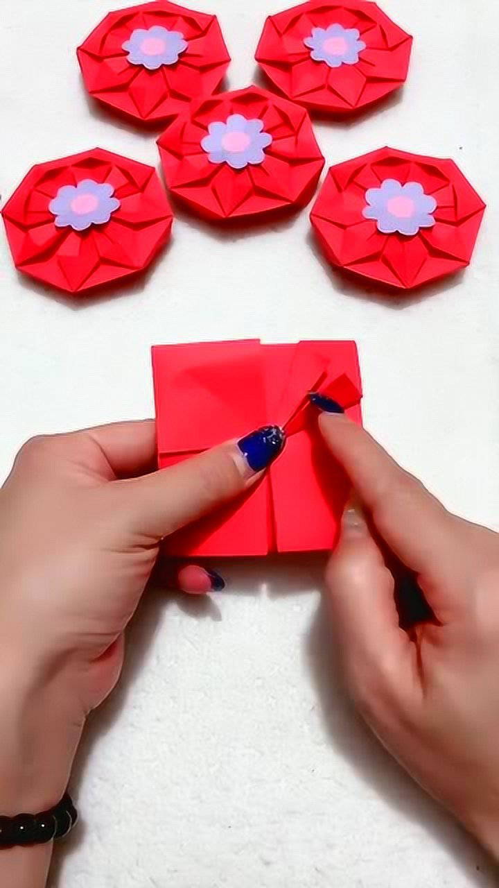 手工制作红色的纸制版小灯笼看着就很喜庆