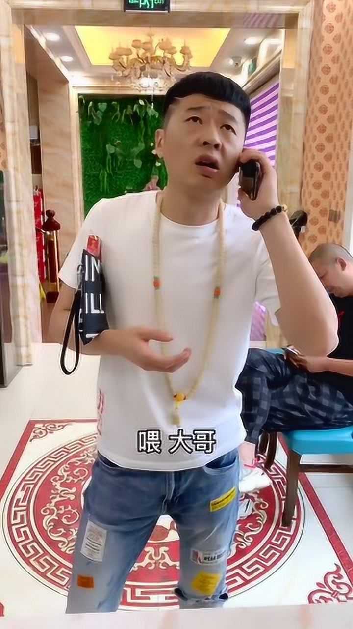 东北街溜子抽烟只认华子这六亲不认的步伐简直没谁了