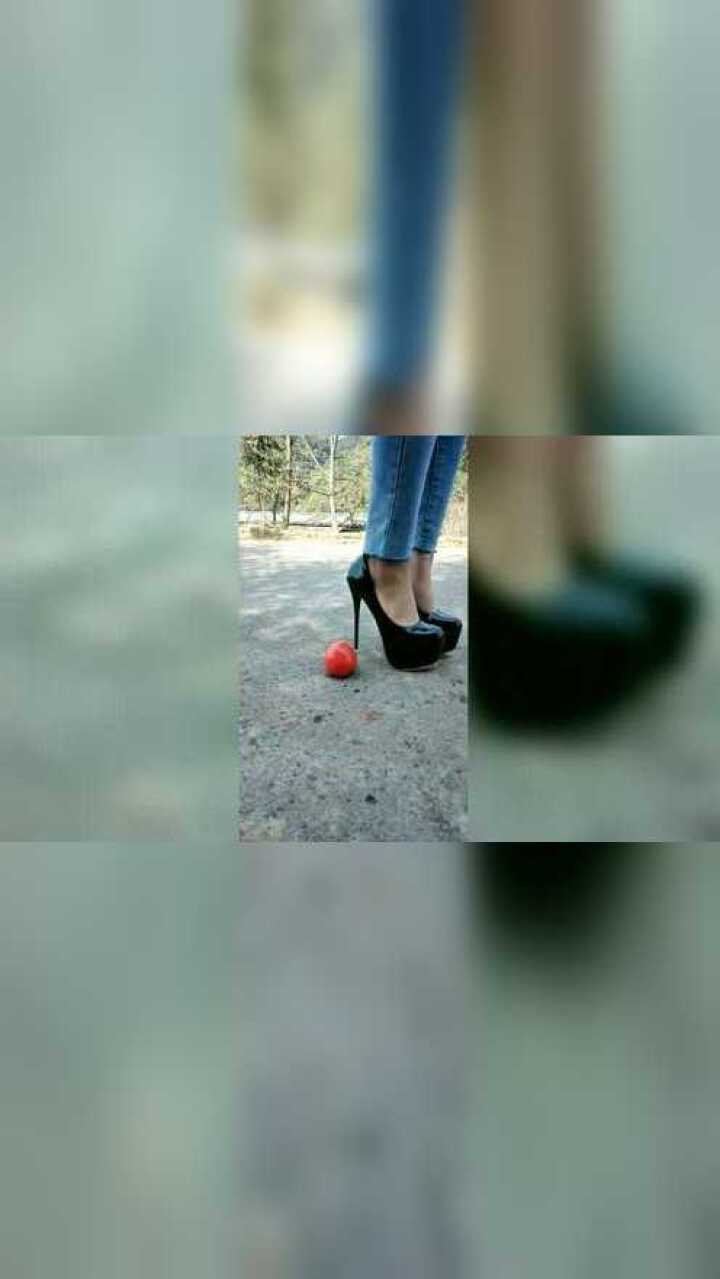 小姐姐用高跟鞋踩踏西红柿踩下去的那一刻网友这声音真解压