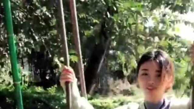 缅甸老板娘,老板娘荡秋千小伙也想上去,老板娘一句话扎心小伙!