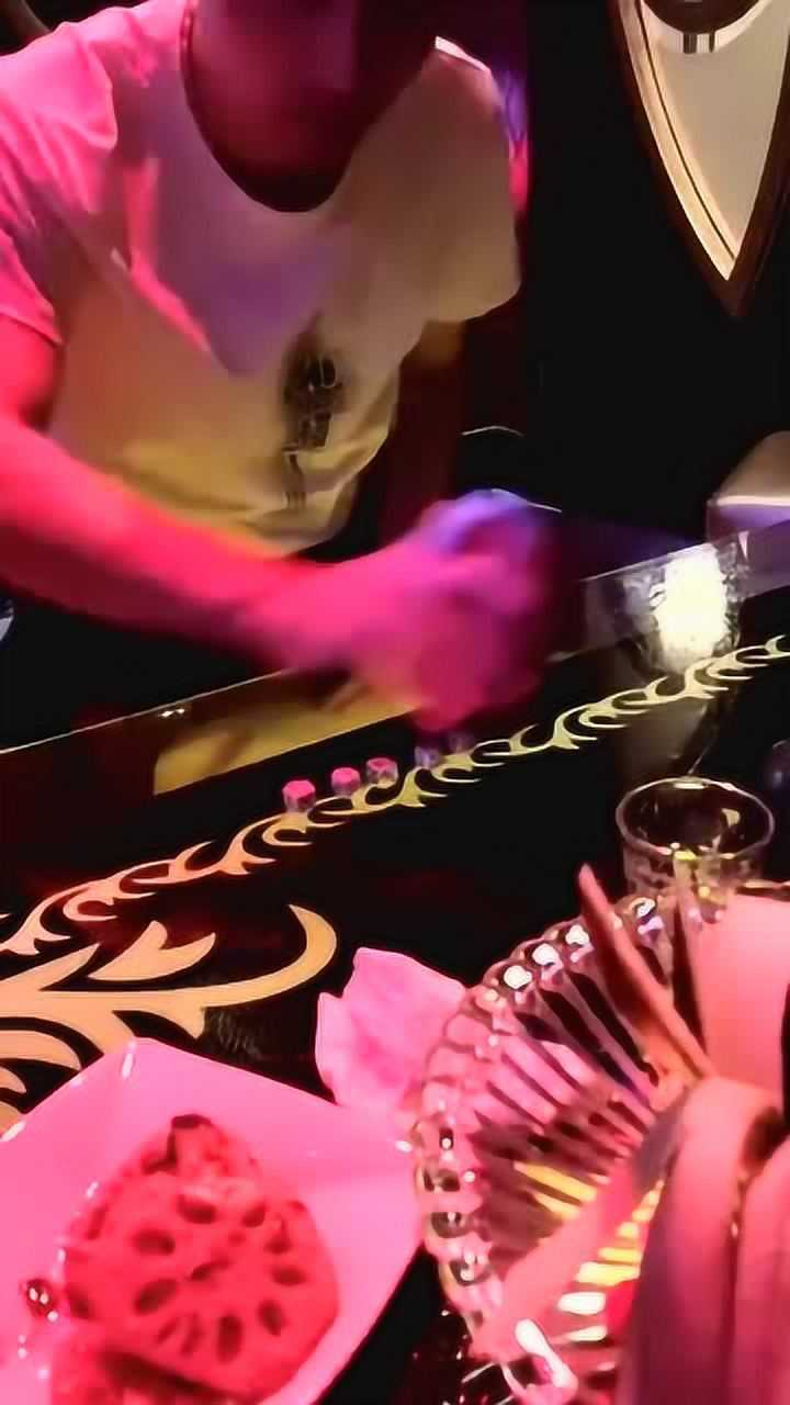 当这个兄弟把骰子摇到竖起来的时候我就知道今晚要扶墙回家了