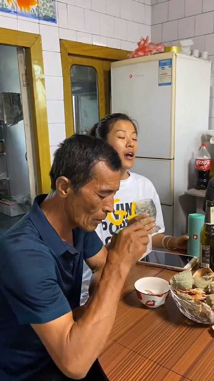 东北人是多才多艺小黑妹霸气唱歌接地气