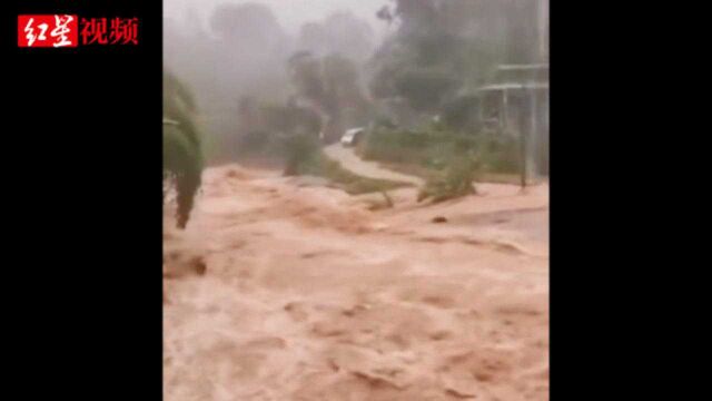 重庆万州暴雨致部分街道积水深1.5米,气象台发布暴雨红色预警