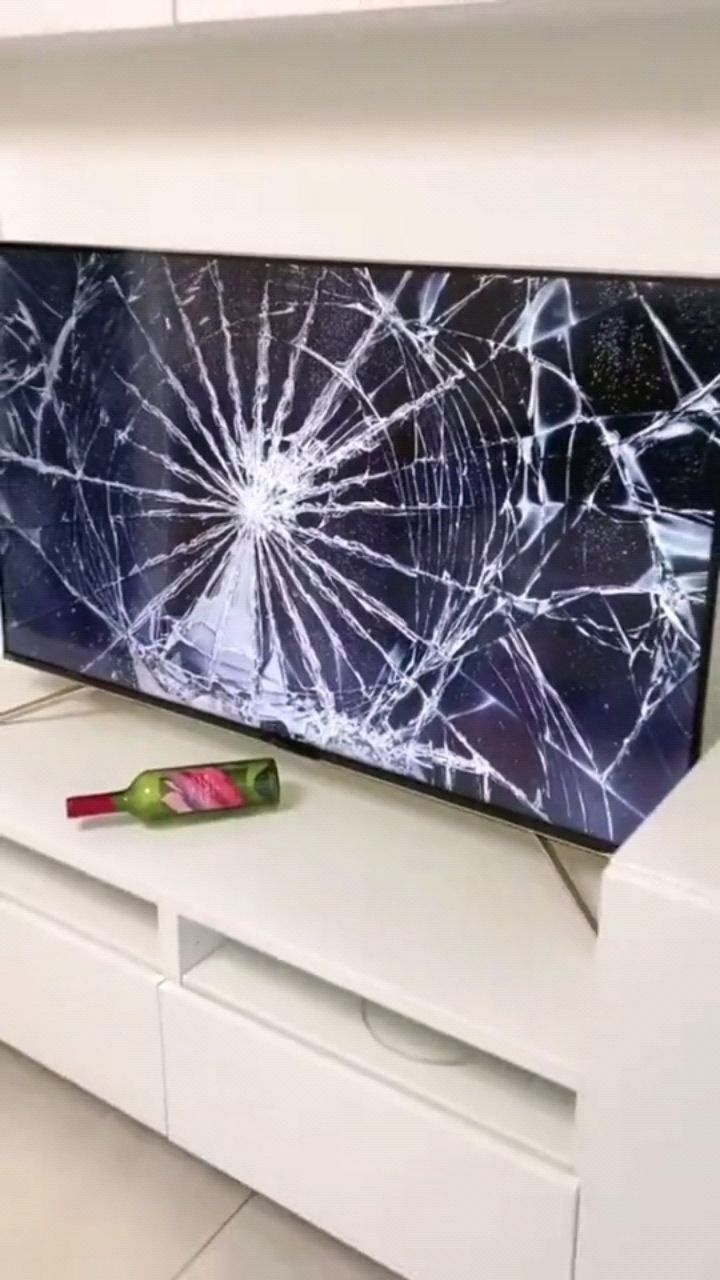 家里十五万新买的电视,被表弟梦游砸了,太过分了!