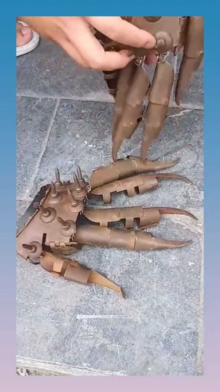 昨天从地里发现的铁手套爷爷说是古代的刑具看着挺吓人的