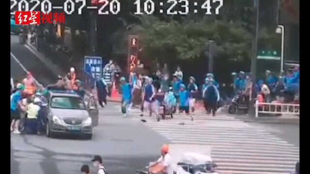 杭州一路口发生车祸 一群“蓝衣人”抬车救人