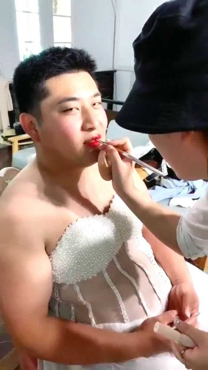 婚纱照拍摄男人恶搞反串妆容这是要超越新娘