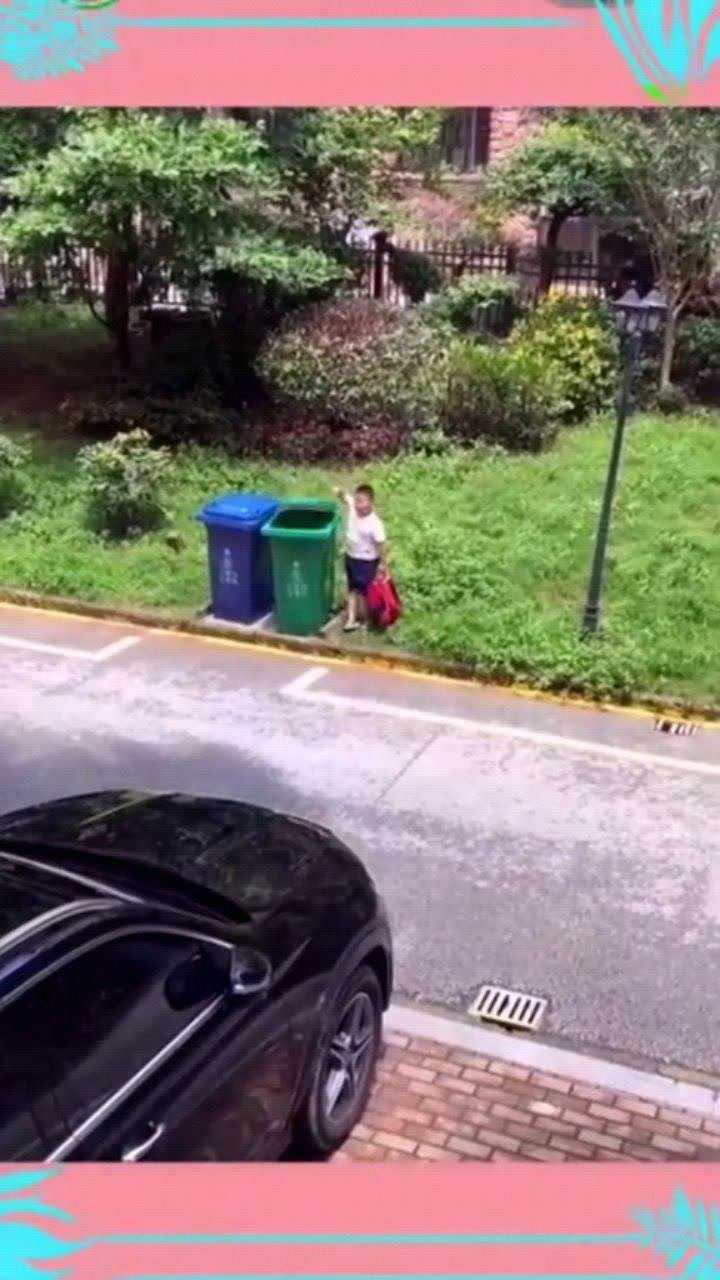 三岁小孩垃圾桶前秀神操作高难度扔垃圾动作行云流水网友有被帅到
