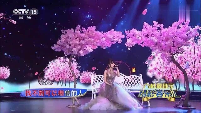 阿兰演唱梦醒时分,嗓音甜美有韵味,听着就引人入胜