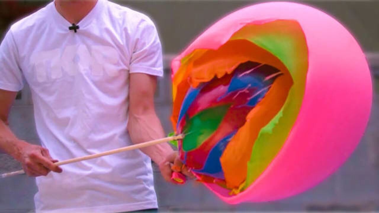 气球之中还有气球慢镜头记录刺破气球画面太有趣