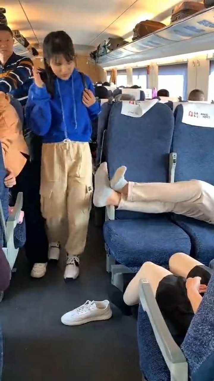 己所不欲勿施于人渣男不顾形象高铁脱鞋睡觉异味难闻美女霸气惩治太