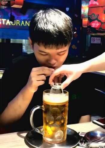 小伙挑战喝酒新姿势深水炸弹成功真牛x